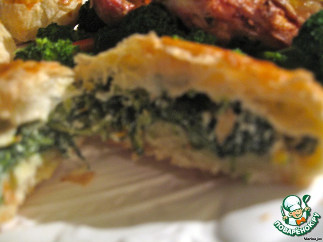 Chicken baked in the oven, with a side dish of spinach with rikoti in the test