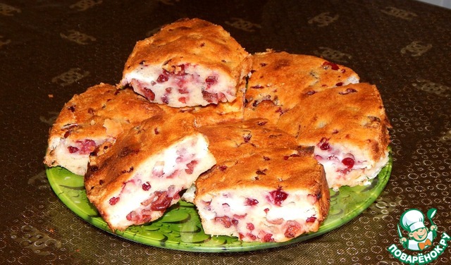 Кекс с брусникой и вишней
