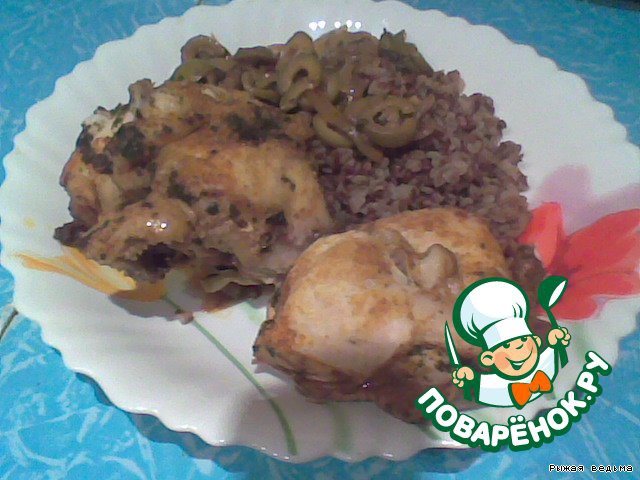 Chicken in onion-olive sauce