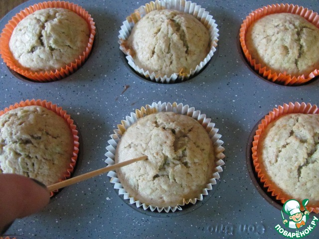 Muffins with zucchini and orange glaze