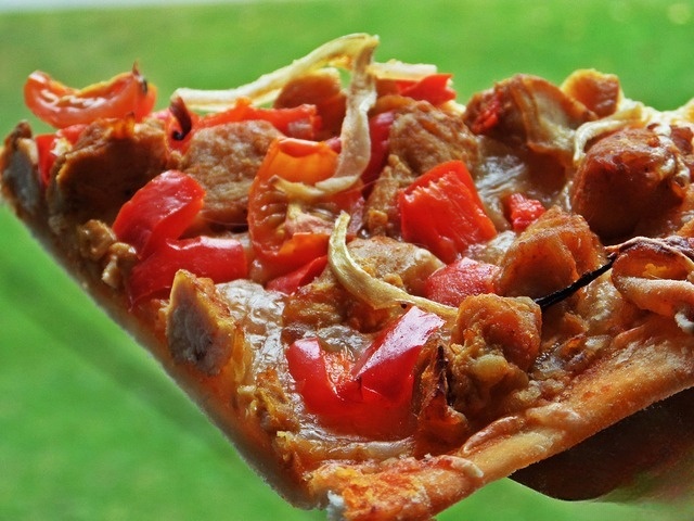 Pizza with chicken curry