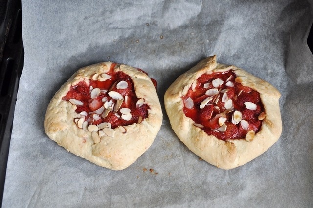 Галета с клубникой и миндалем