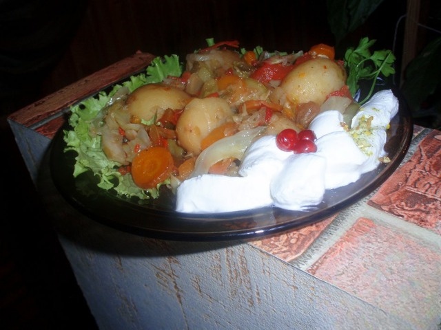 Горячий салат с молодым картофелем