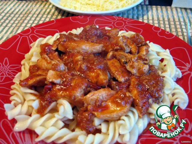 Pasta with chicken and tomato sauce