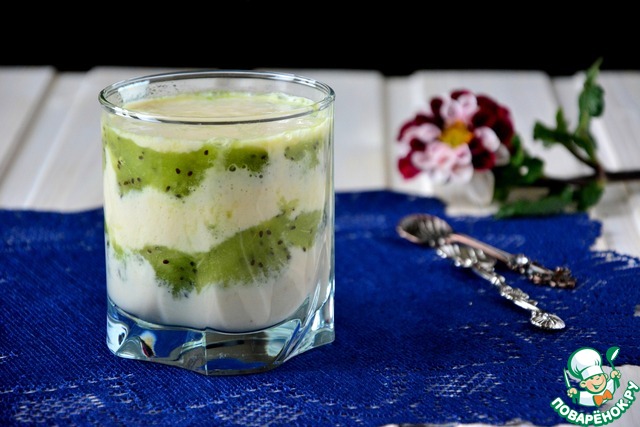 Puff banana smoothie with kiwi