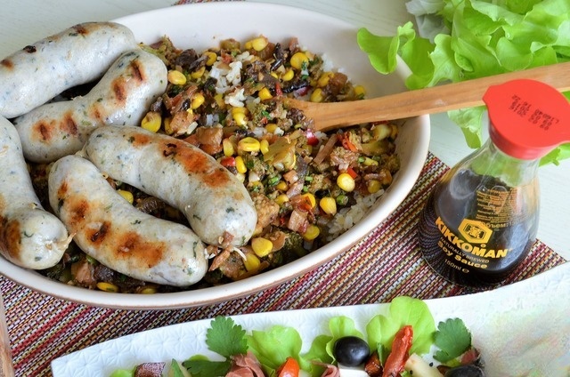 Горчичные колбаски на рисово-овощной подушке