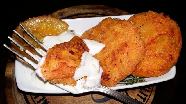 Spicy carrot patties with orange