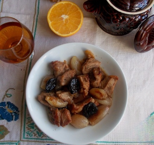 Pork with prunes and shallot