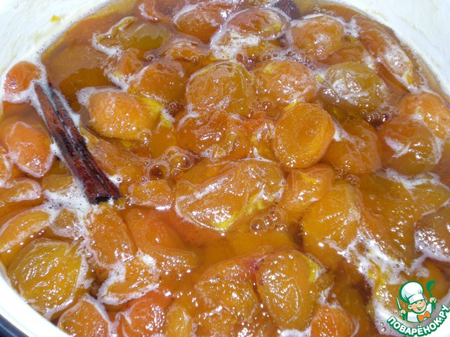 Jam of apricots with lemon and cinnamon