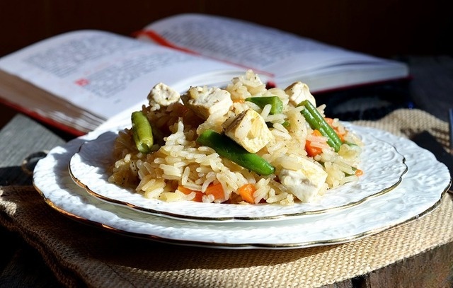 Жареный рис с овощами и соевым сыром