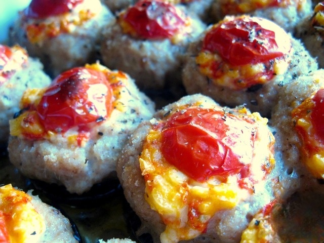 Котлетки на баклажанах под сырной шапкой