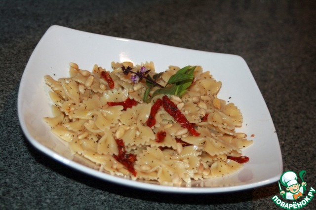 Pasta with dried tomatoes and Basil