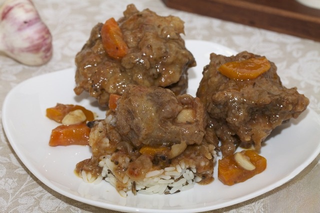 Stewed ox tail with vegetables
