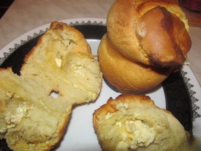 Brioche flower with curd cream