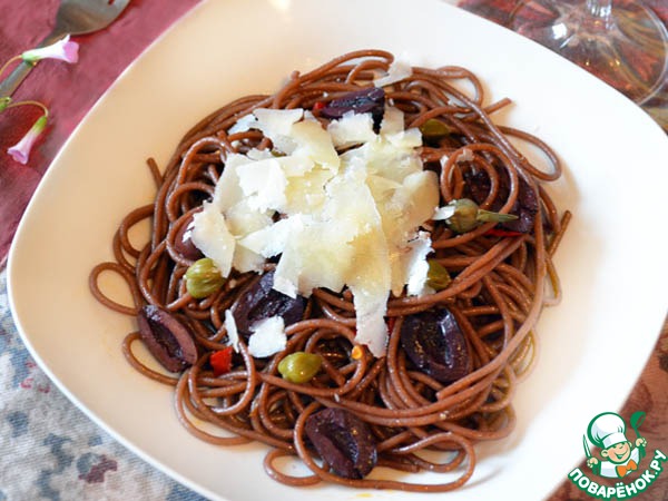 Drunken spaghetti with black olives, capers and cheese