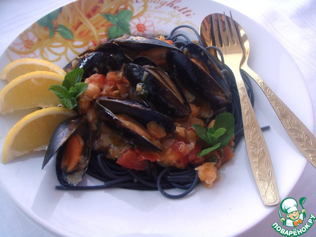 Spaghetti with cuttlefish ink with a salsa of chickpeas, mint and mussels