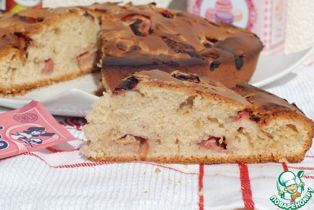 Пирог с клубникой и миндалем