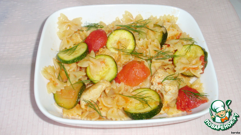 Farfalle with chicken fillet and vegetables