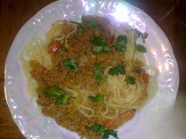 Spaghetti in tomato-meat pasta 