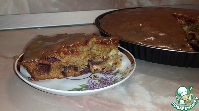 Пирог с финиками под сливочным соусом