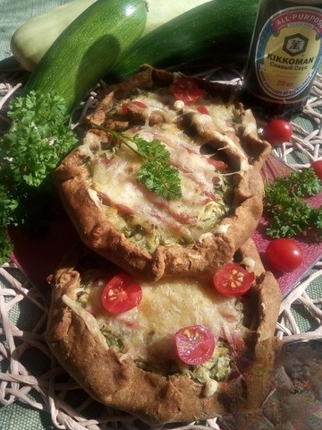Открытые мини-пироги с кабачками