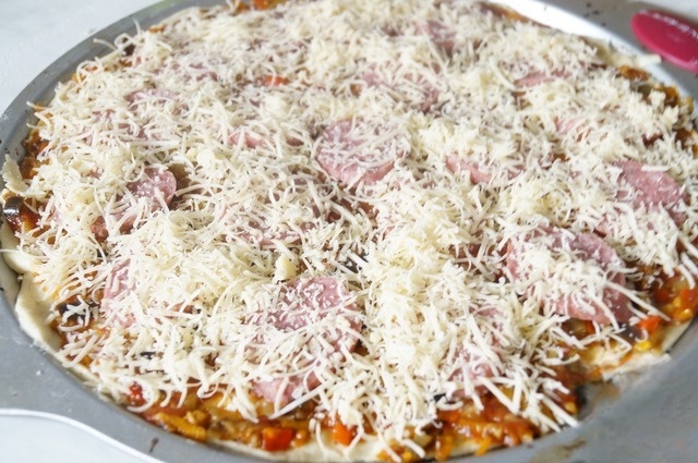 Pizza with vegetable sauce