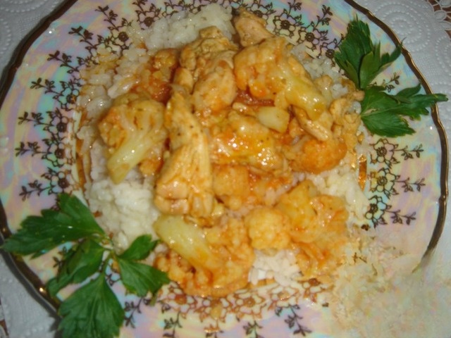 Chicken with cauliflower and curry
