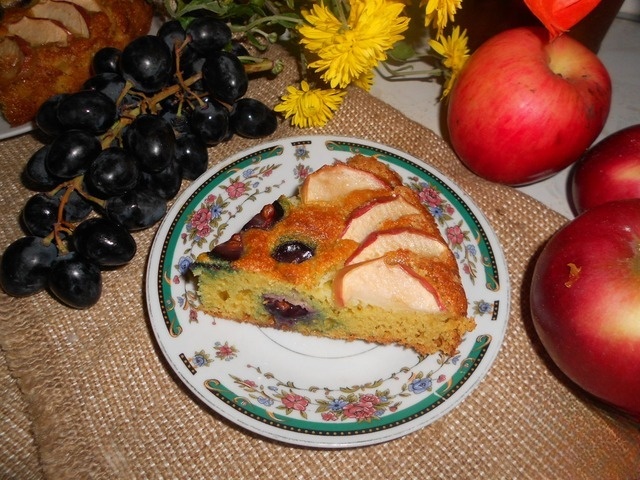 Манник с яблоками и виноградом