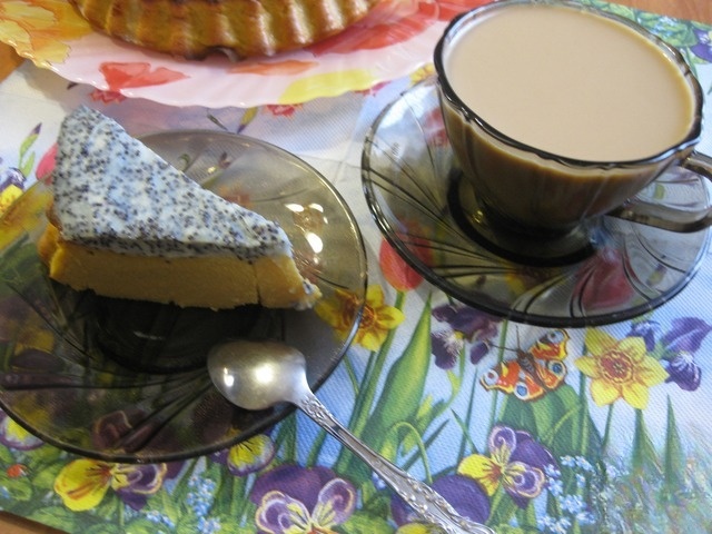 Cottage cheese pie with poppy seed topping