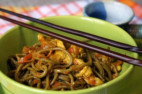 Курица с гречневой лапшой в терияки