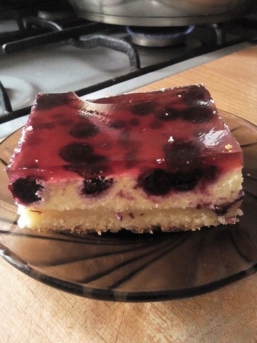 Творожный торт со смородиной в желе