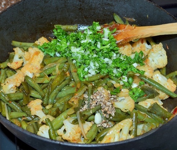 Hot salad with onions and vegetables