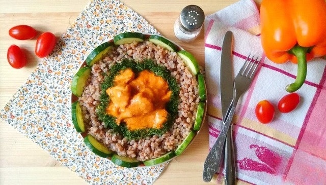 Курица в ароматном соусе с гречкой