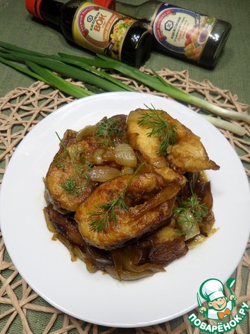 Fried pike-perch with onion