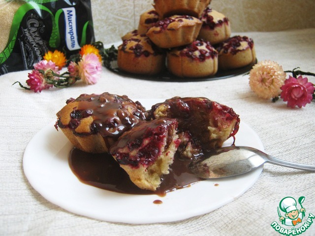 Кексы с брусникой и шоколадным соусом