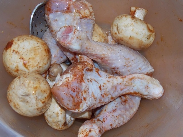 Chicken drumsticks with mushrooms 