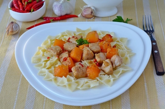 Farfalle with pumpkin and chicken