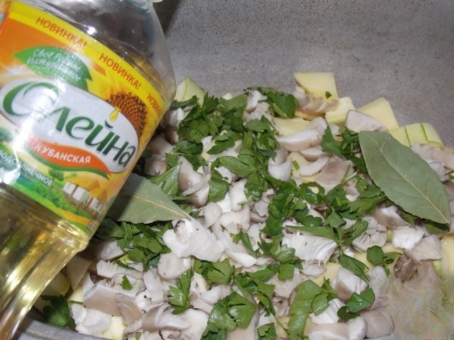 Potatoes with mushrooms and vegetables