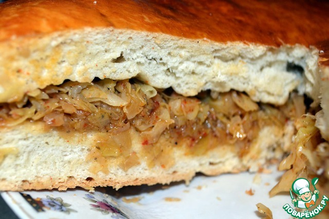 Pie stuffed with cabbage