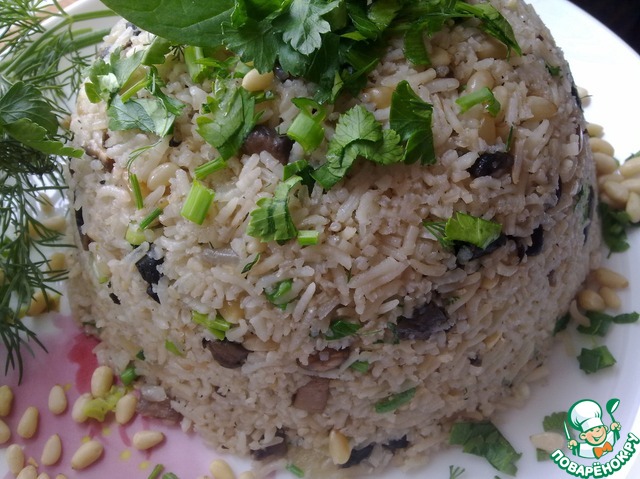 Meatless mushroom pilaf with pine nuts