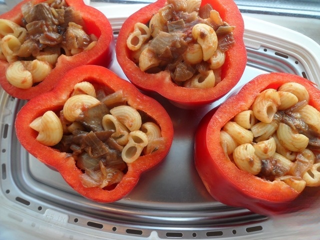 Peppers stuffed with macaroni-mushroom stuffing