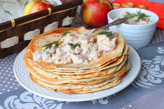 Yeast pancakes with sauce