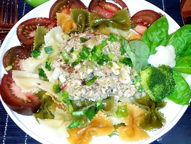 Chicken with fresh vegetables and bows