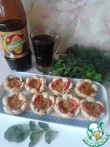 Tartlets with tomato and cheese