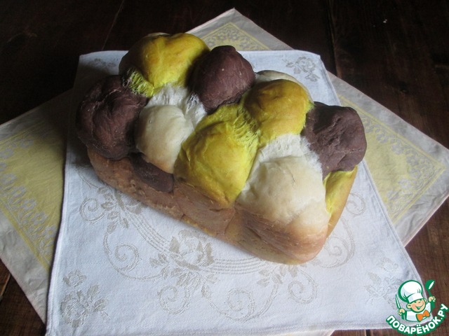 Colored bread with turmeric and cocoa