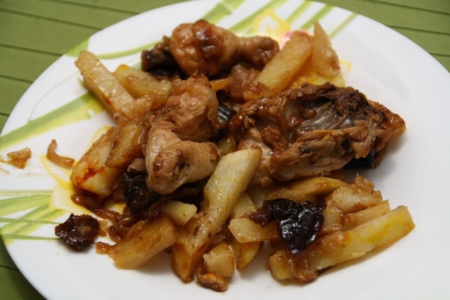 Chickens gherkins, potatoes and prunes