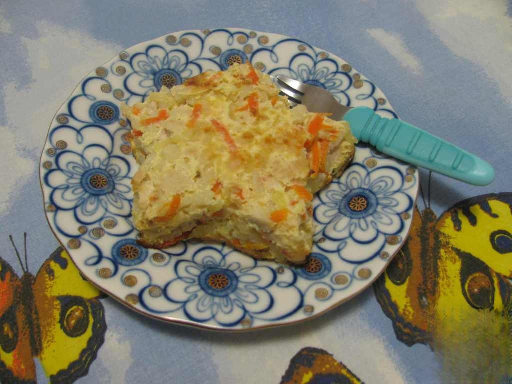 Rice casserole with vegetables, chicken and omelet