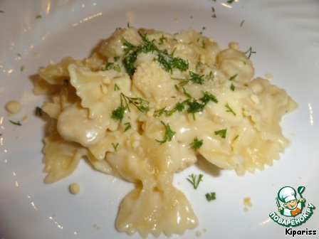 Farfalle with scallops in a creamy cheese sauce