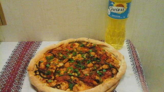 Vegetable pizza with beans