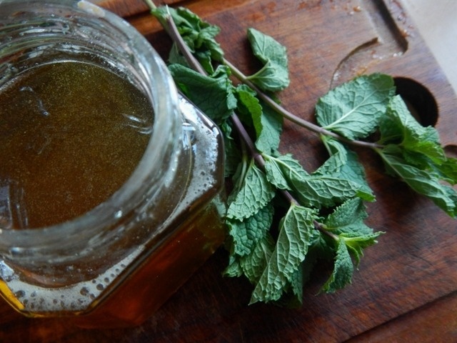 Pancakes with caramelized banana and mint syrup